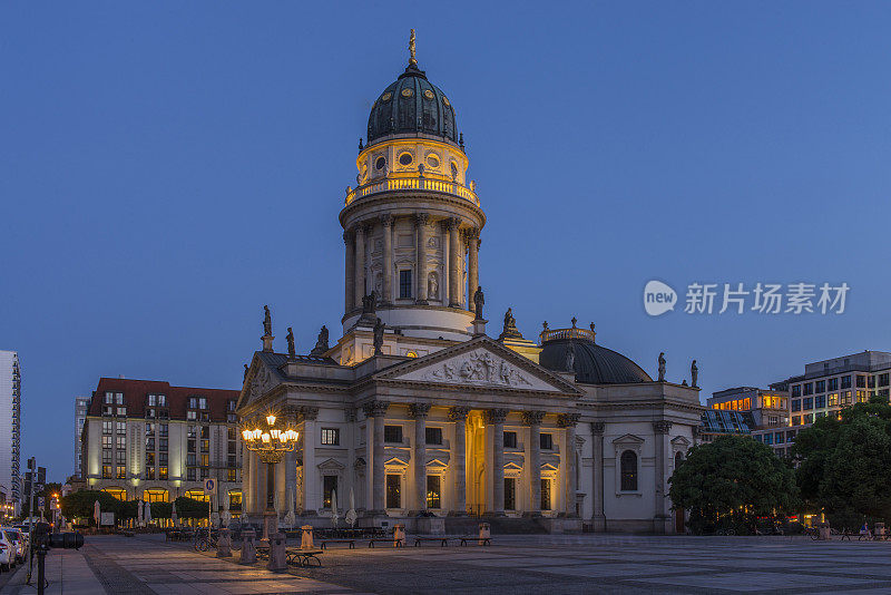 德国教堂的夜景(Deutscher Dom)在宪兵市场广场在米特区在柏林市中心，德国。